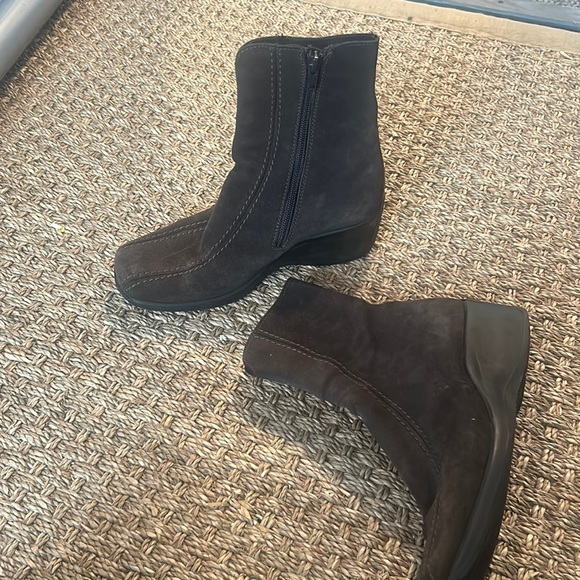 La Canadienne Brown Suede Wedge Boots Size 6